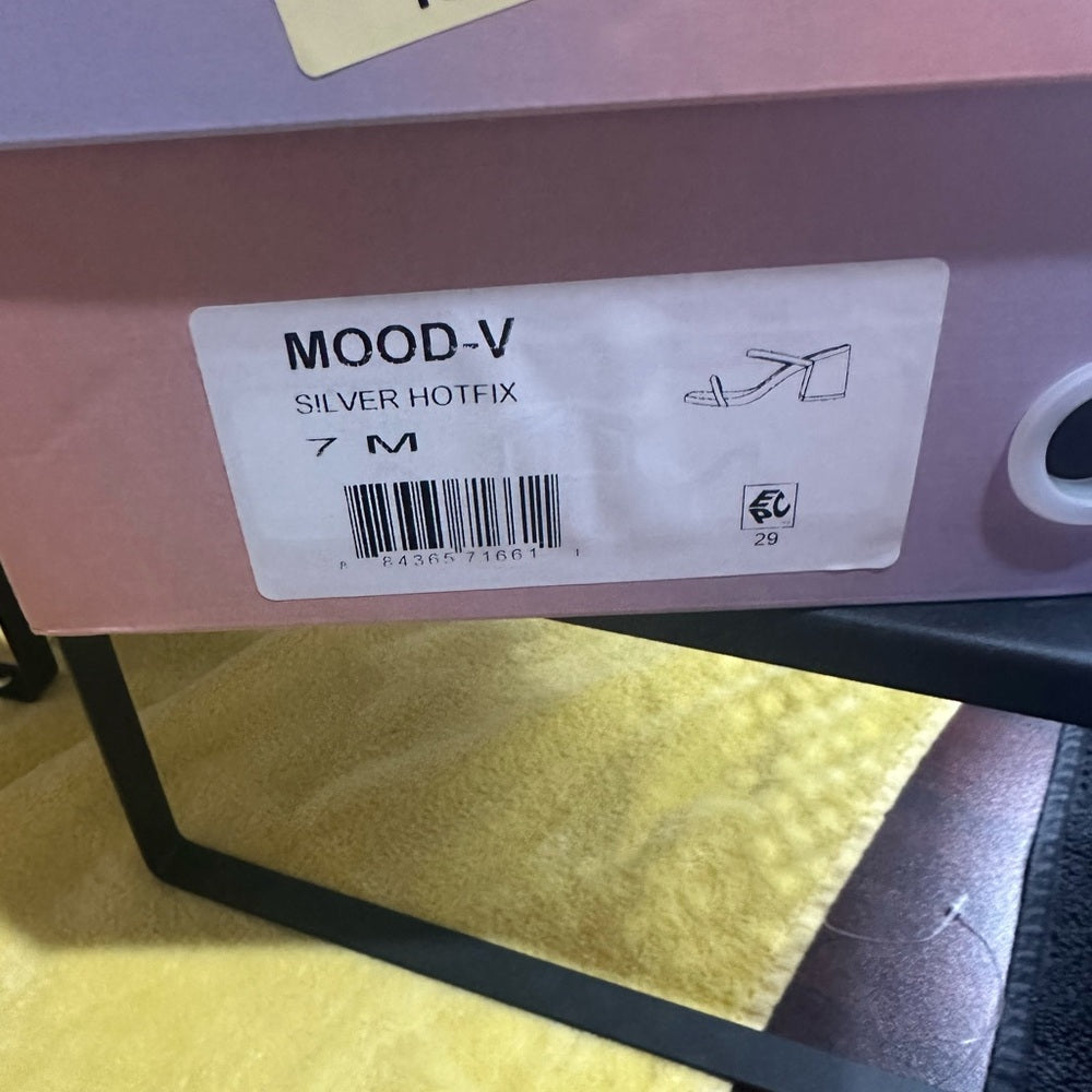 185.186. NEW SUZE 6.5-7 Sleek Tan and Silver Heels with Elegant Design