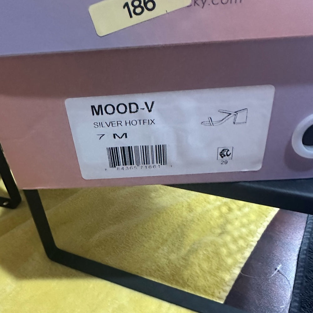 185.186. NEW SUZE 6.5-7 Sleek Tan and Silver Heels with Elegant Design