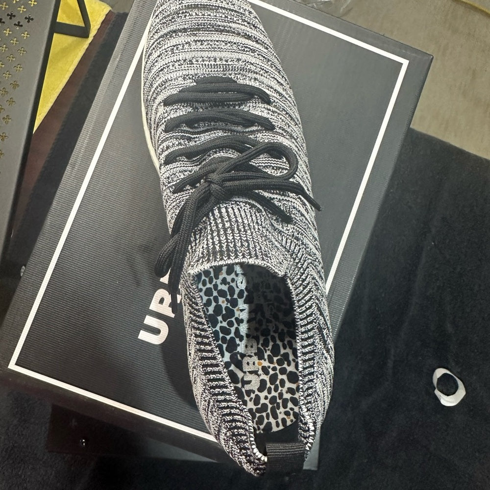 191. NEW SIZE 11M J/SLIDES Black and White Sleek Athletic Shoes