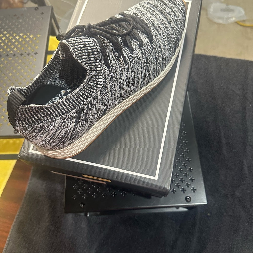 191. NEW SIZE 11M J/SLIDES Black and White Sleek Athletic Shoes