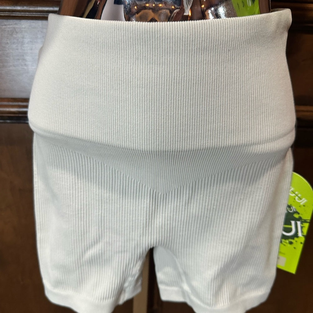 NWT SIZE M Cream Mid-Thigh Athletic Shorts and top with Stretch Fabric