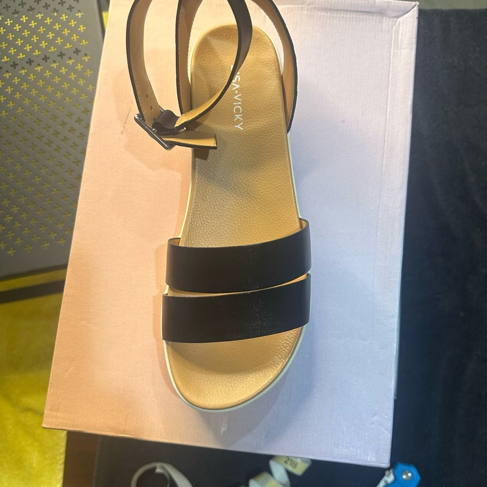 207. NEW SIZE 7 Spirit Black and White Sandals with Platform Sole