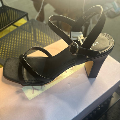 208. NEW SIZE 8 Black Minimalist Chunky Heel Sandals