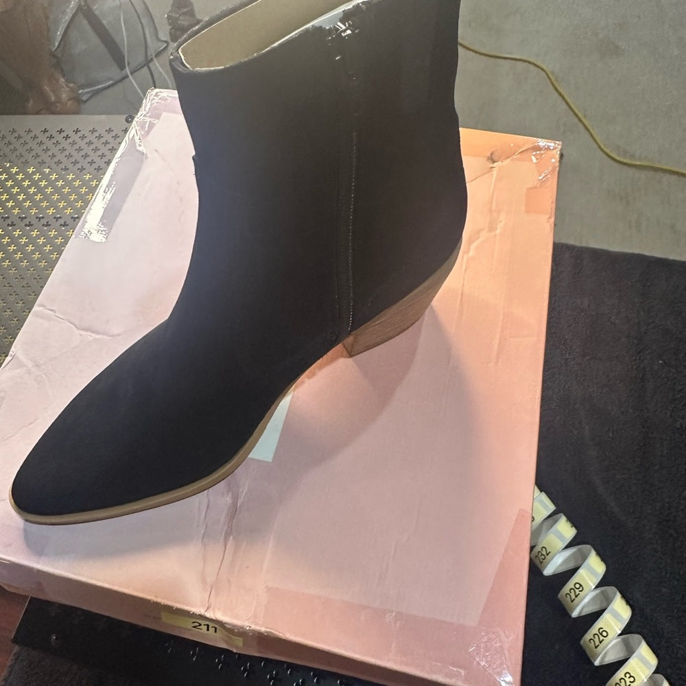 211. NEW SIZE 6.5 Black Ankle Boots with Streamlined Silhouette