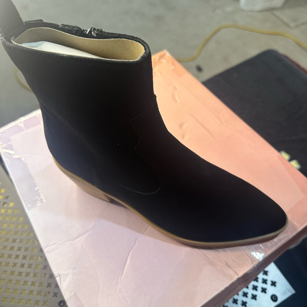 211. NEW SIZE 6.5 Black Ankle Boots with Streamlined Silhouette