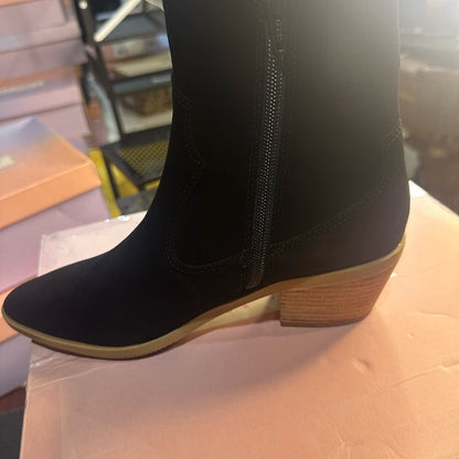 211. NEW SIZE 6.5 Black Ankle Boots with Streamlined Silhouette