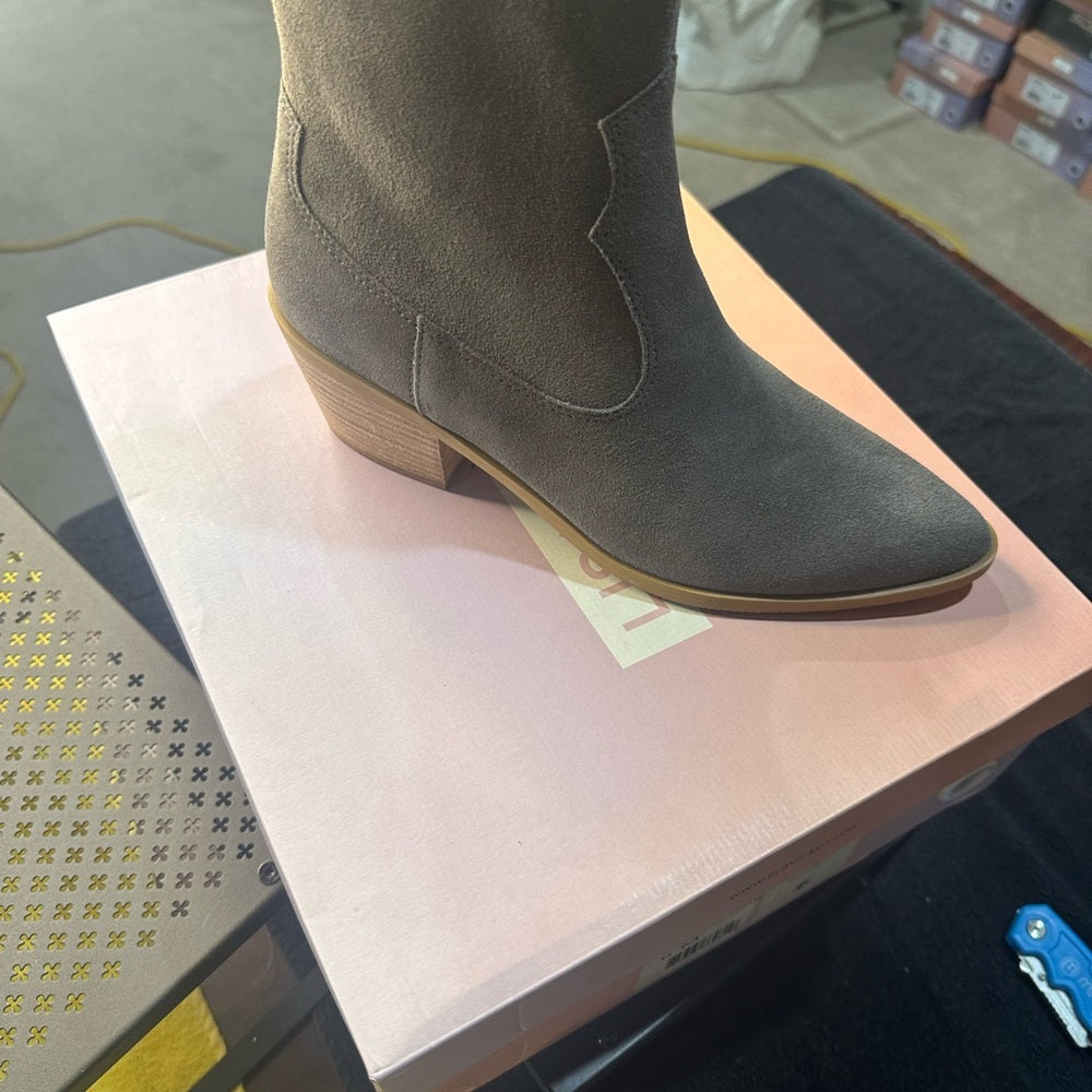 214. NEW SIZE 8 Rugged Gray Heeled Boots with Ankle-Height Design