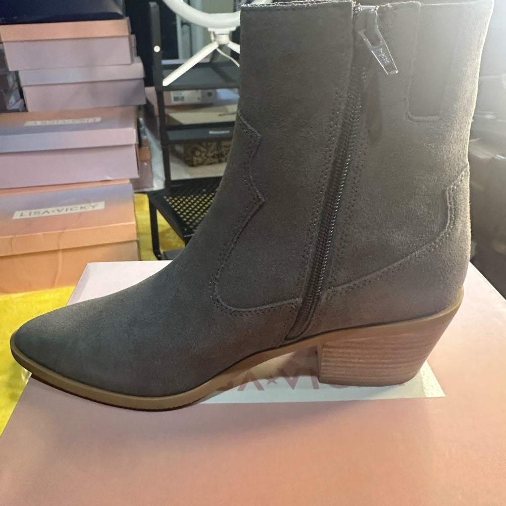 214. NEW SIZE 8 Rugged Gray Heeled Boots with Ankle-Height Design