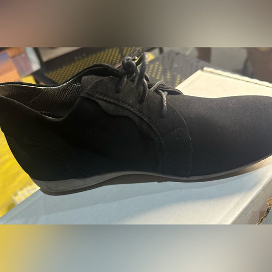 220. NEW SIZE 7-7.5 Josef Seibel Black Chukka Boots Sleek Durable Design