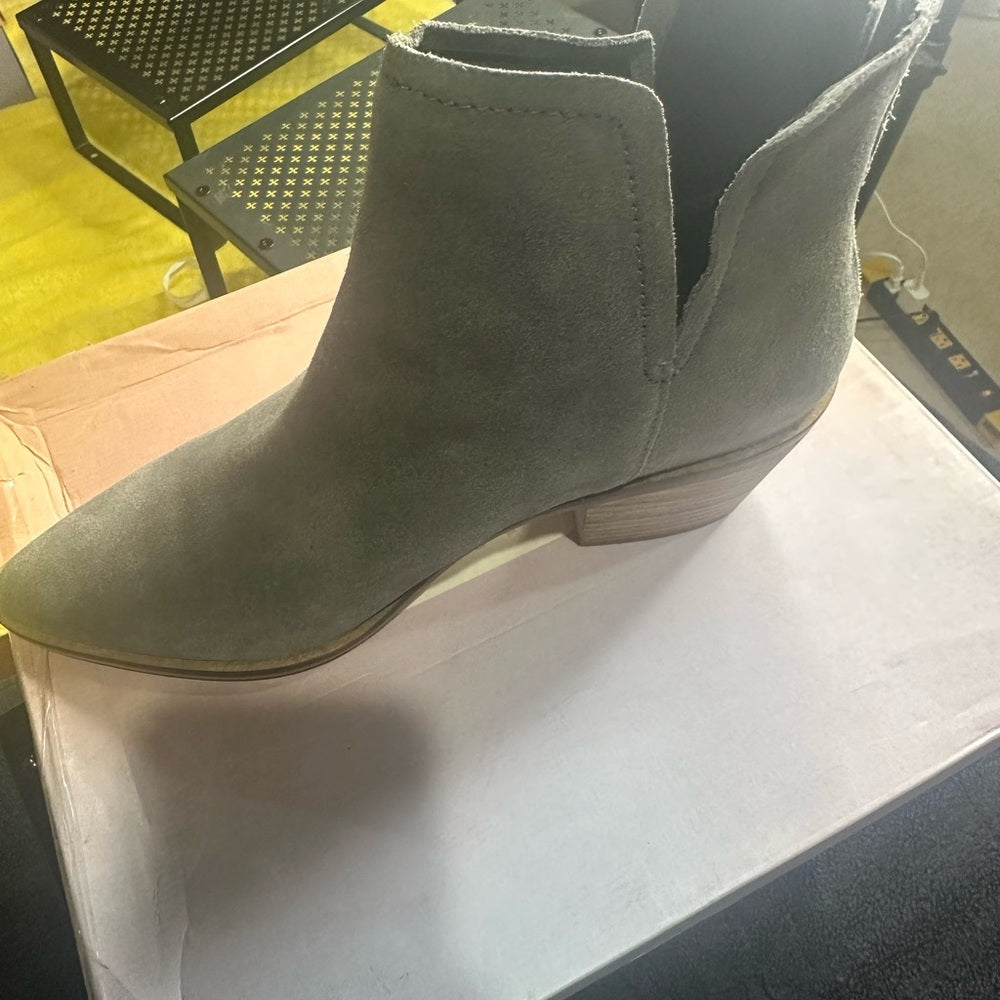 228.229. NEW SIZE 9.5 Gray Ankle Boots with Sleek Design