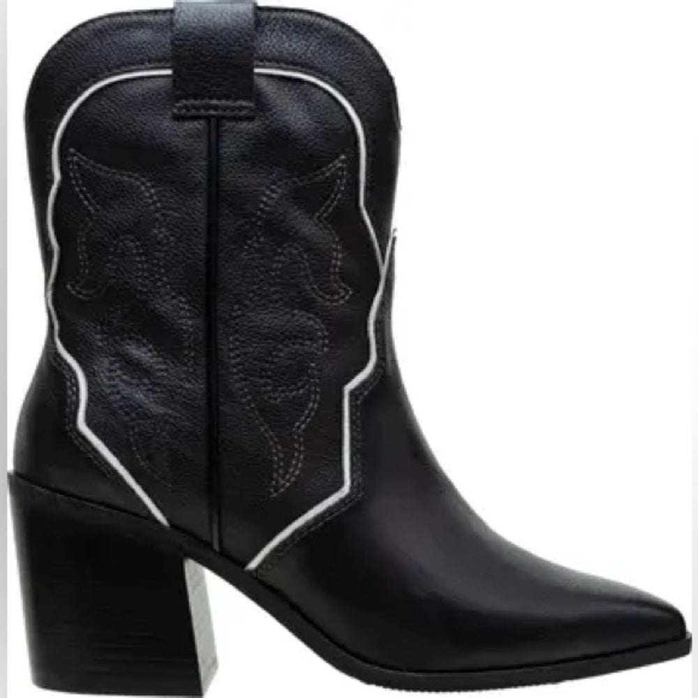 226. NEW SIZE 6 Black Heeled Boots with Chunky Heel and Western Stitching