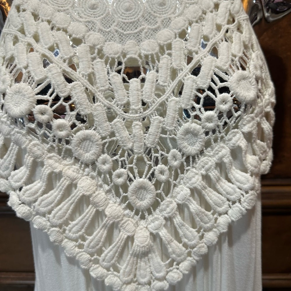 NWOT SIZE L Elegant White Blouse with Subtle Detailing