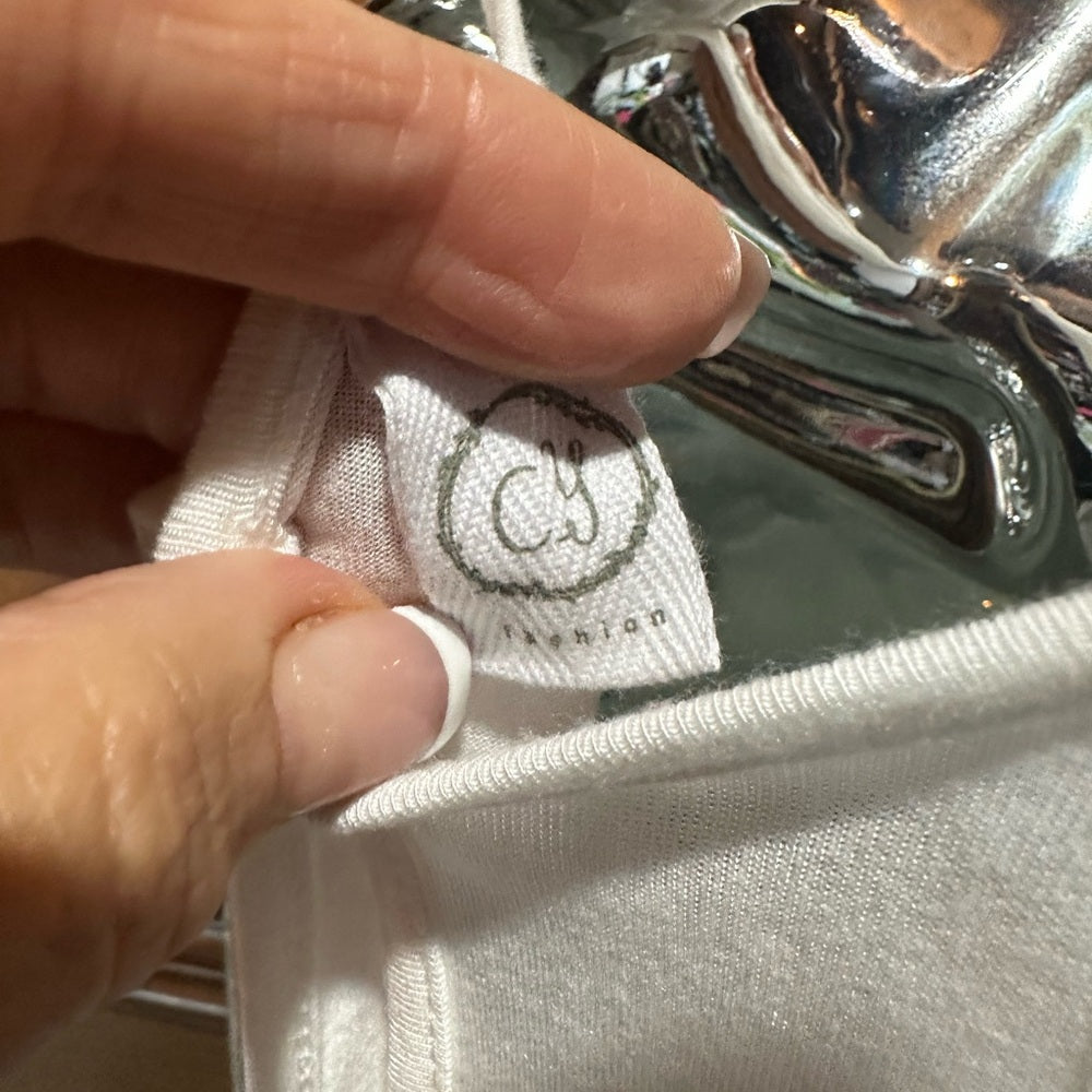 NWOT SIZE L Elegant White Blouse with Subtle Detailing