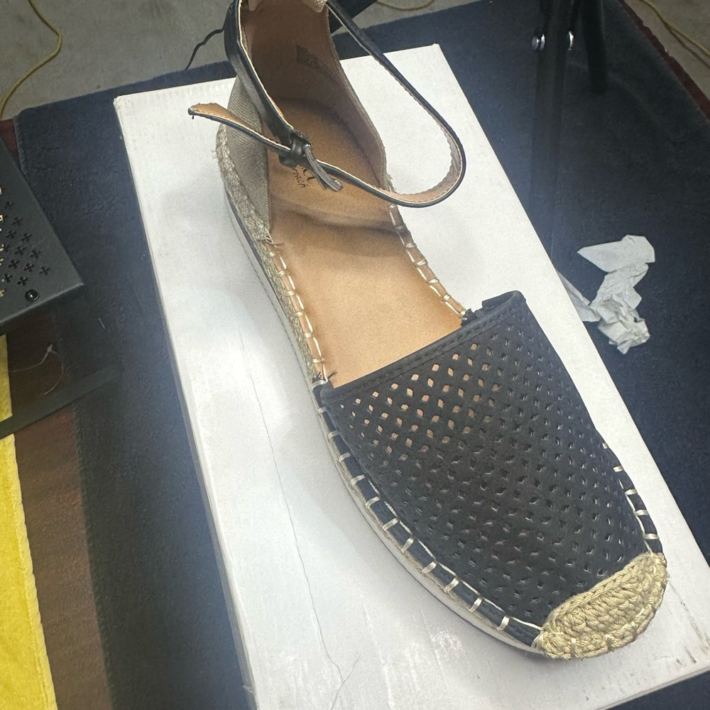 249. NWOT SIZE 9.5 a.n.a Black and Tan Casual Flats with Woven Details