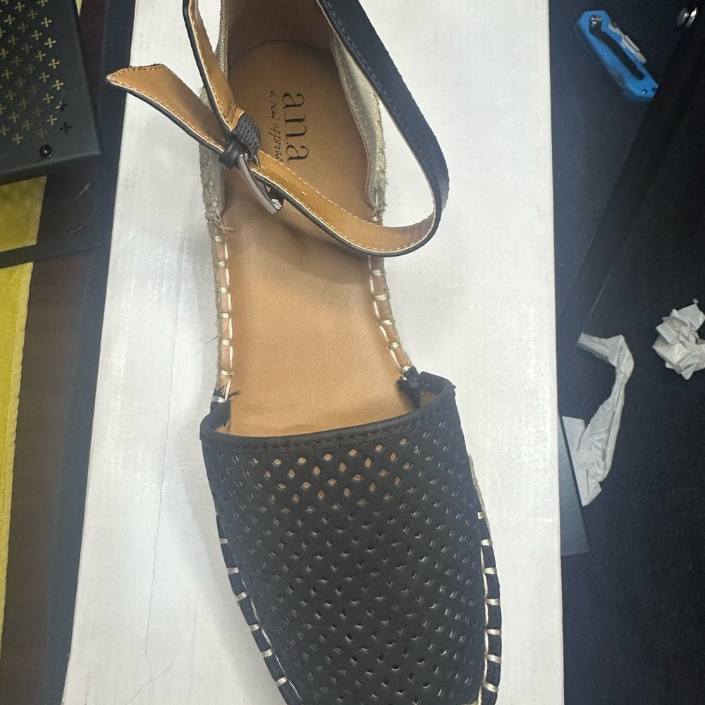 249. NWOT SIZE 9.5 a.n.a Black and Tan Casual Flats with Woven Details