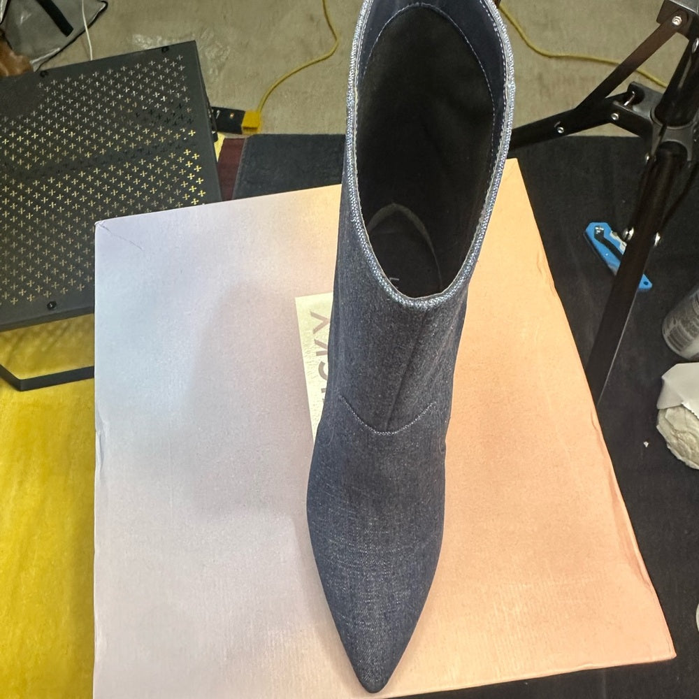 253.254.255.256. NEW SIZE 7-8.5 Chic Blue Heeled Boots