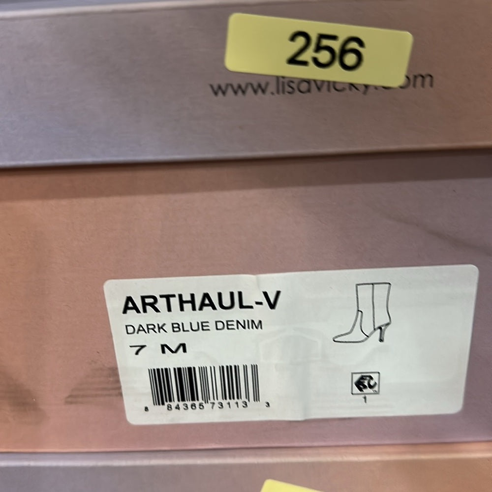 253.254.255.256. NEW SIZE 7-8.5 Chic Blue Heeled Boots