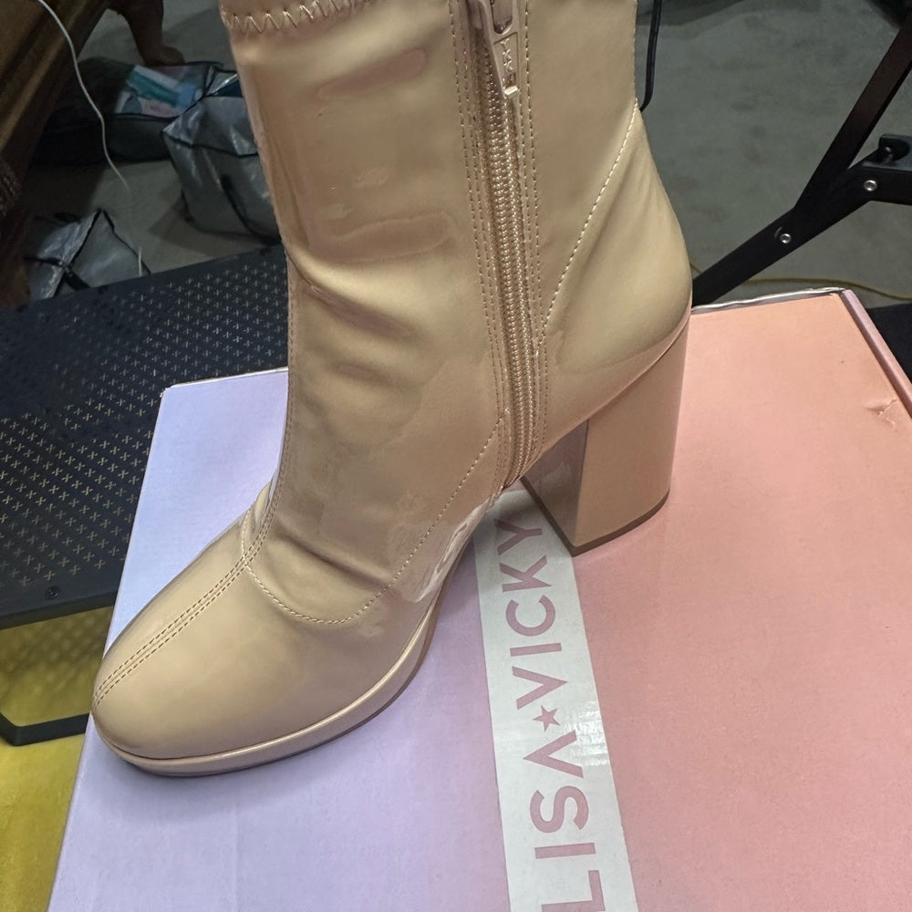 258. NEW SIZE 6.5 Cream Chunky Heeled Boots with Glossy Finish