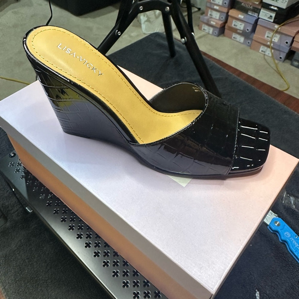 282.283. NEW SIZE 7.5/9.5 Adore Black Wedges Stylish and Versatile