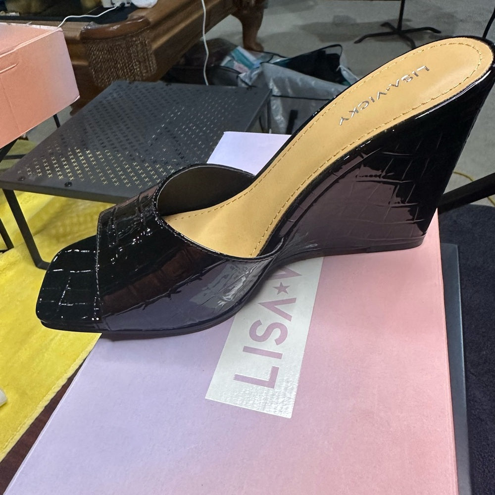 282.283. NEW SIZE 7.5/9.5 Adore Black Wedges Stylish and Versatile