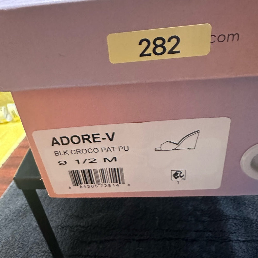 282.283. NEW SIZE 7.5/9.5 Adore Black Wedges Stylish and Versatile