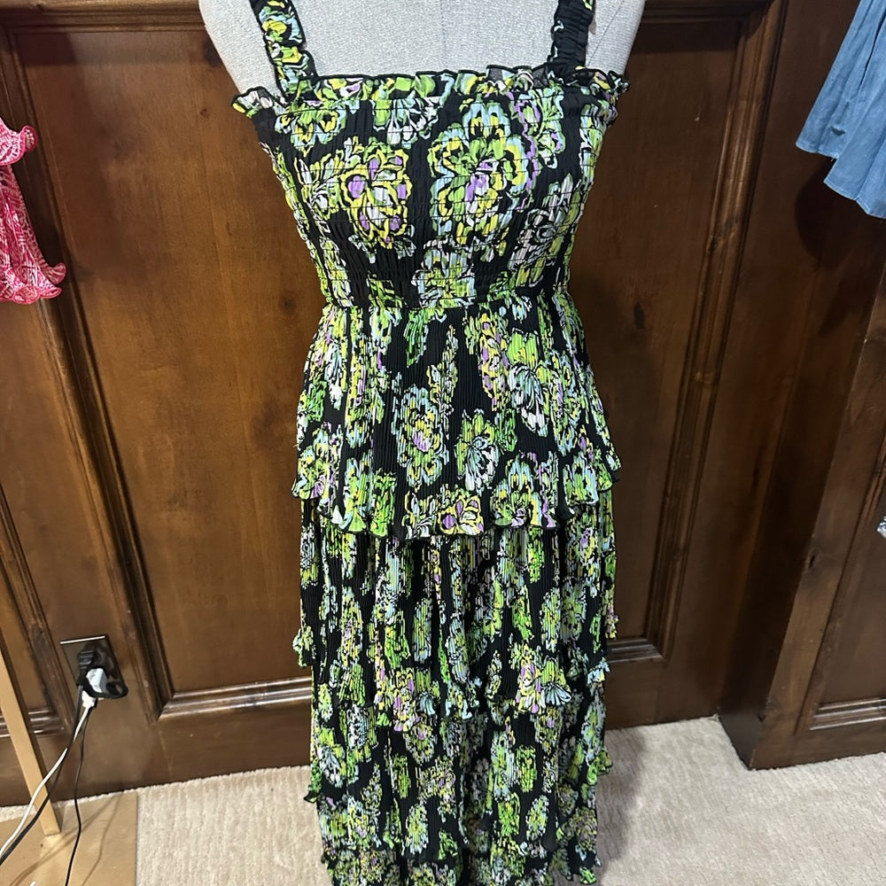 NWT SIZE M Green and White Tiered Ruffled Maxi Dress
