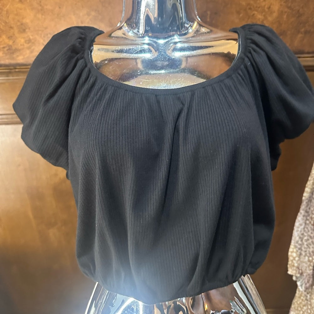 NWOT SIZE L Black Ruffled Crop Top