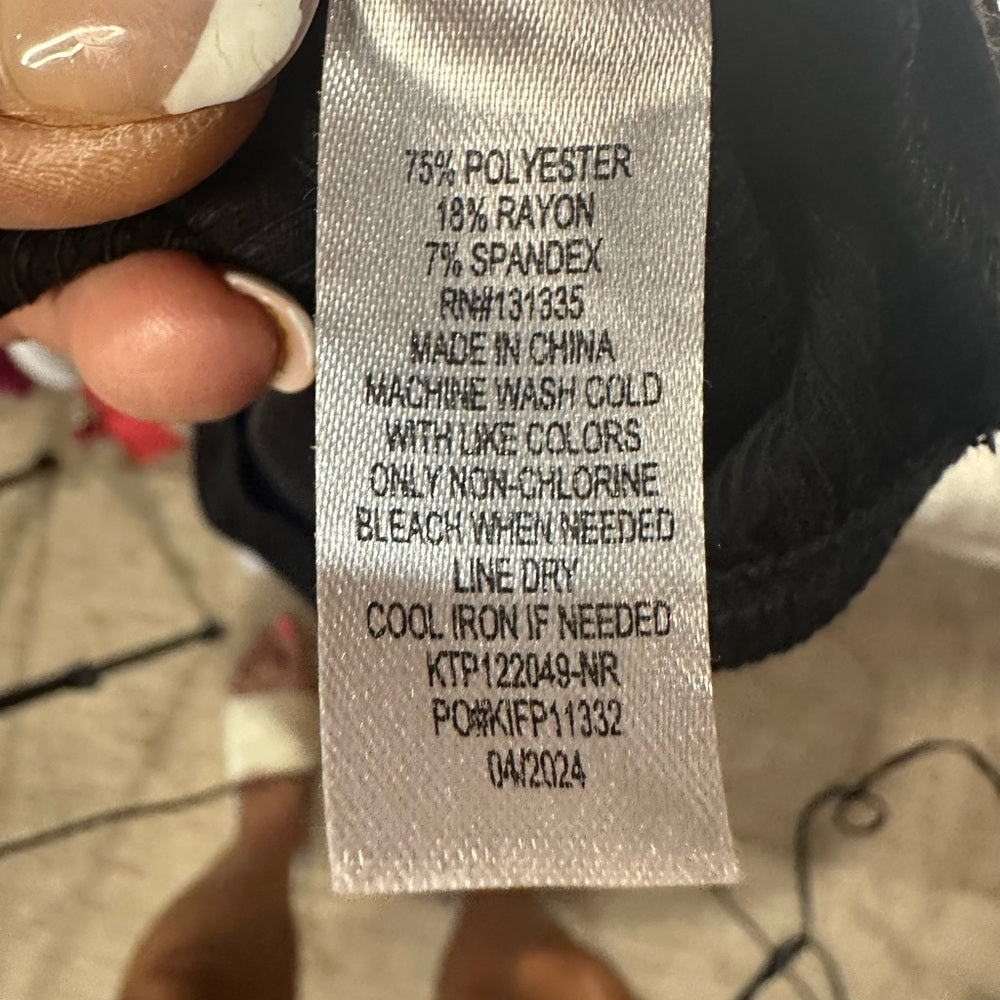 NWOT SIZE L Black Ruffled Crop Top