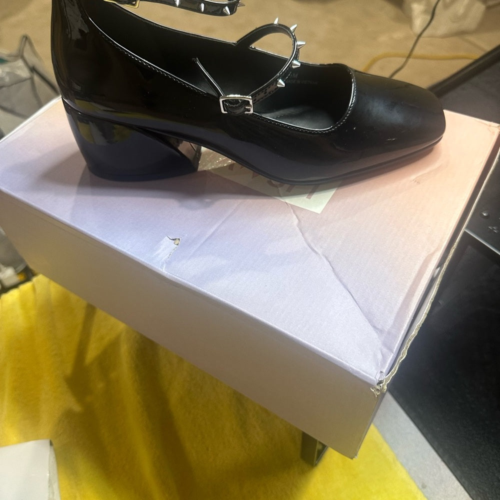 291. NEW SIZE 7.5 Elegant Black Heels with Glossy Finish and Pointed Toe