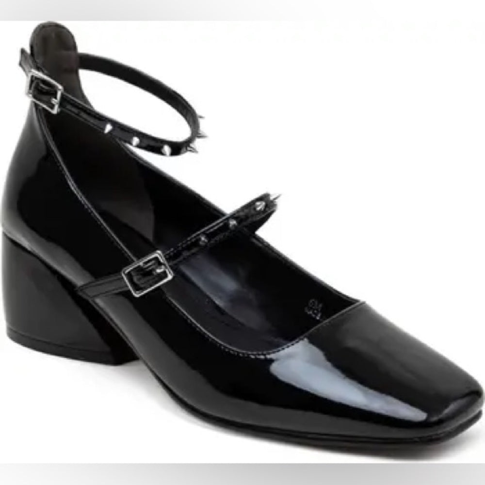 291. NEW SIZE 7.5 Elegant Black Heels with Glossy Finish and Pointed Toe