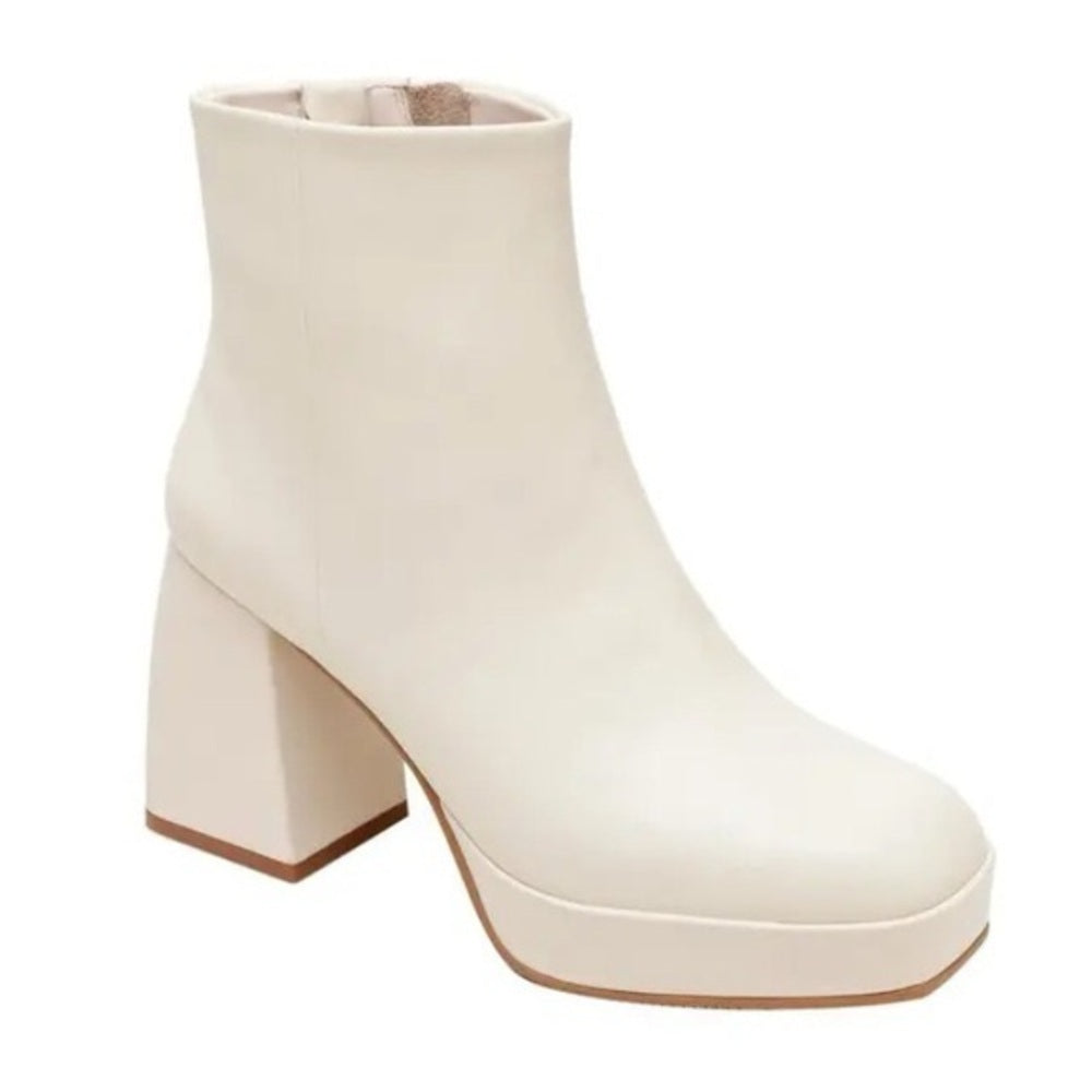 299. NEW SIZE 9.5 Cream Chunky Heeled Boots with Modern Silhouette