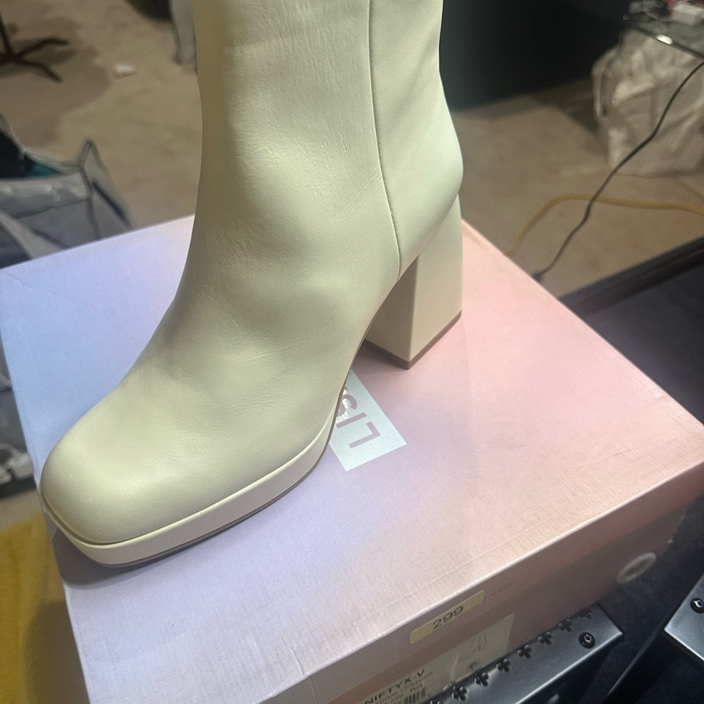 299. NEW SIZE 9.5 Cream Chunky Heeled Boots with Modern Silhouette