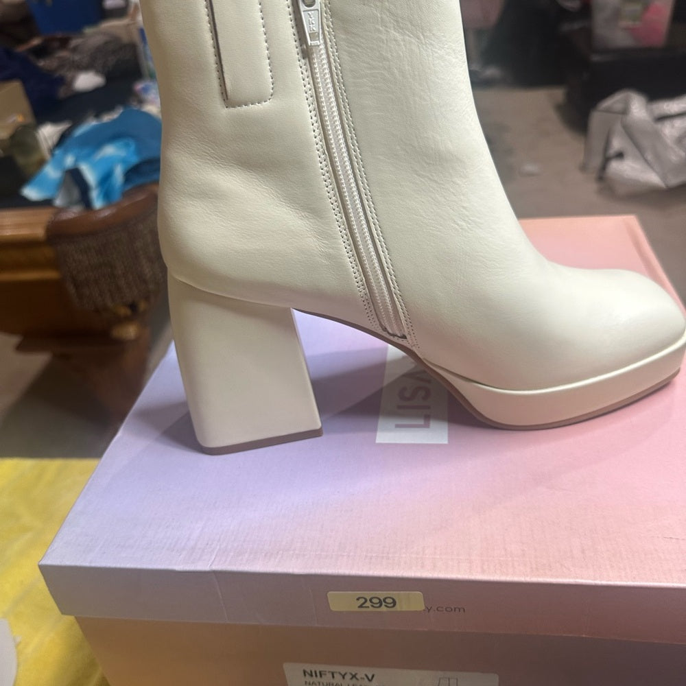 299. NEW SIZE 9.5 Cream Chunky Heeled Boots with Modern Silhouette
