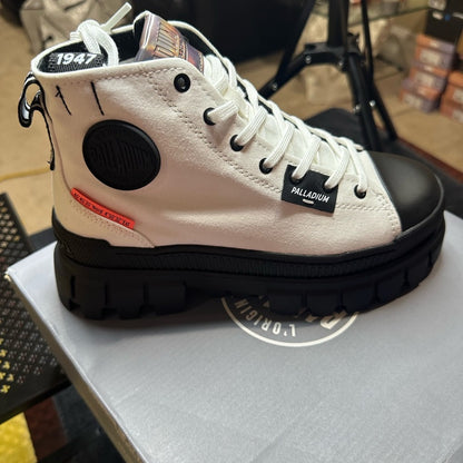 306. NEW SIZE 6.5 Palladium White and Black Ankle Boots with Chunky Sole