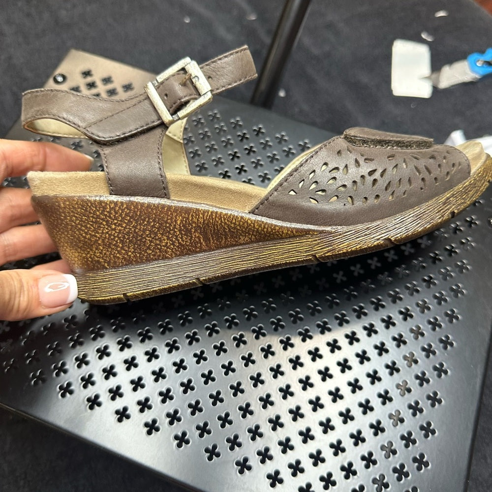 325. NEW SIZE 7/7.5/37 Romika Brown Sandals with Wedge Heel and Ankle Strap