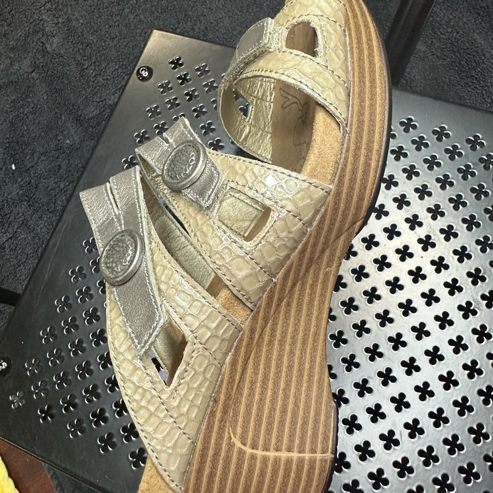 324. NEW SIZE 7/7.5/37 Silver Sandals with Strappy Design & Cushioned Footbed