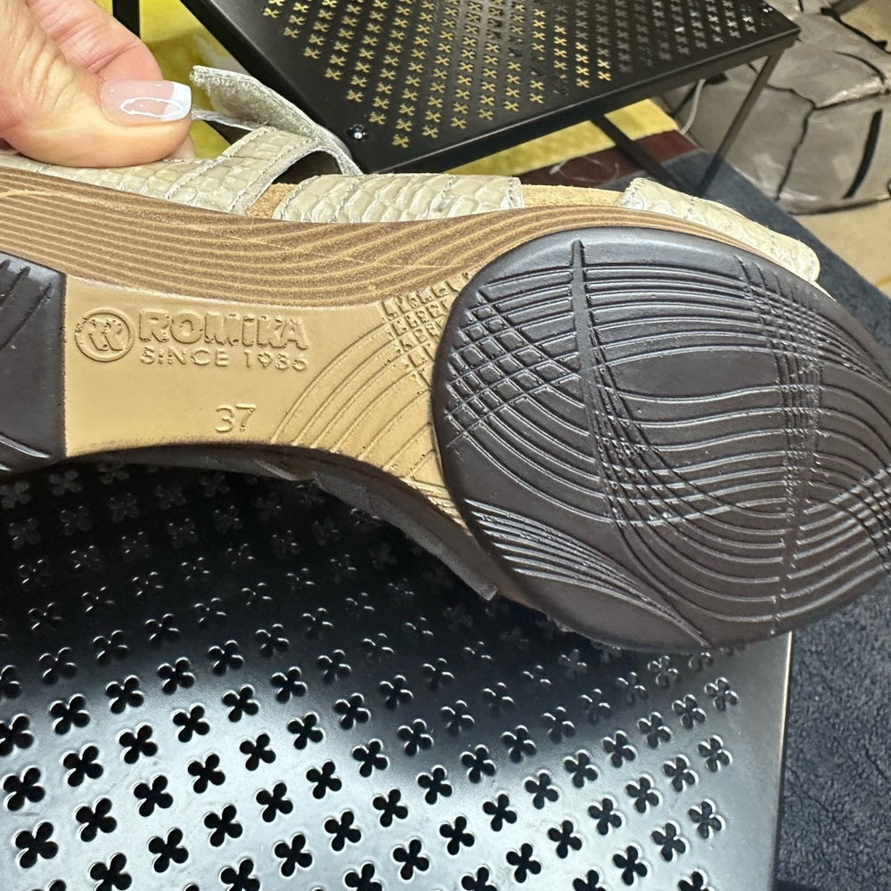 324. NEW SIZE 7/7.5/37 Silver Sandals with Strappy Design & Cushioned Footbed