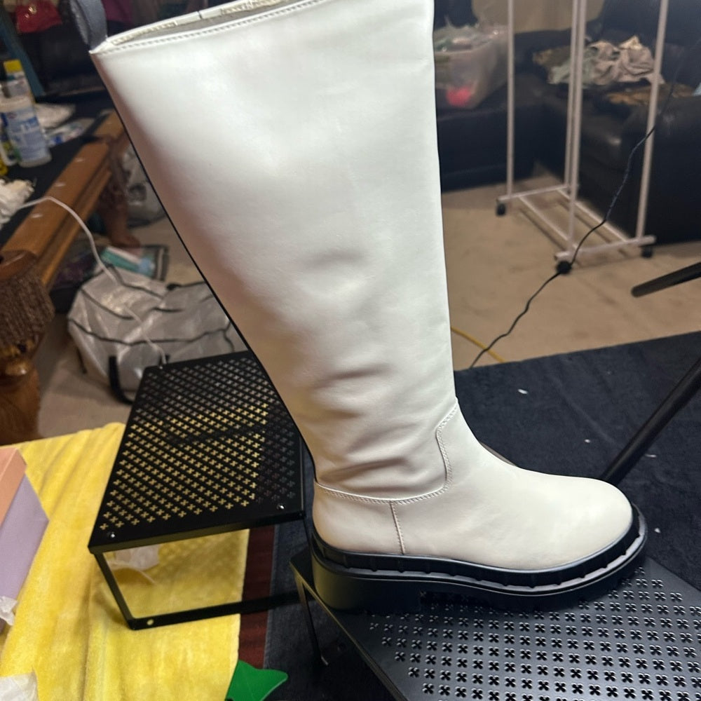 321. NEW SIZE 7 White Winter Boots for Any Day