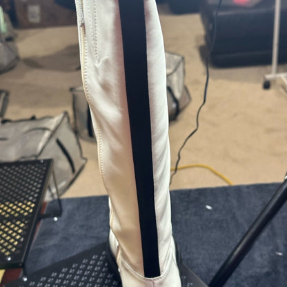 321. NEW SIZE 7 White Winter Boots for Any Day