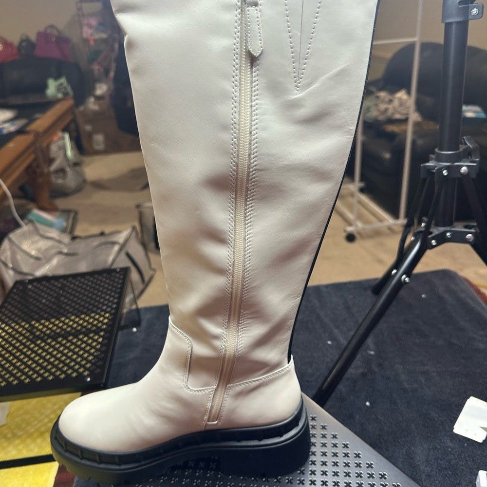 321. NEW SIZE 7 White Winter Boots for Any Day