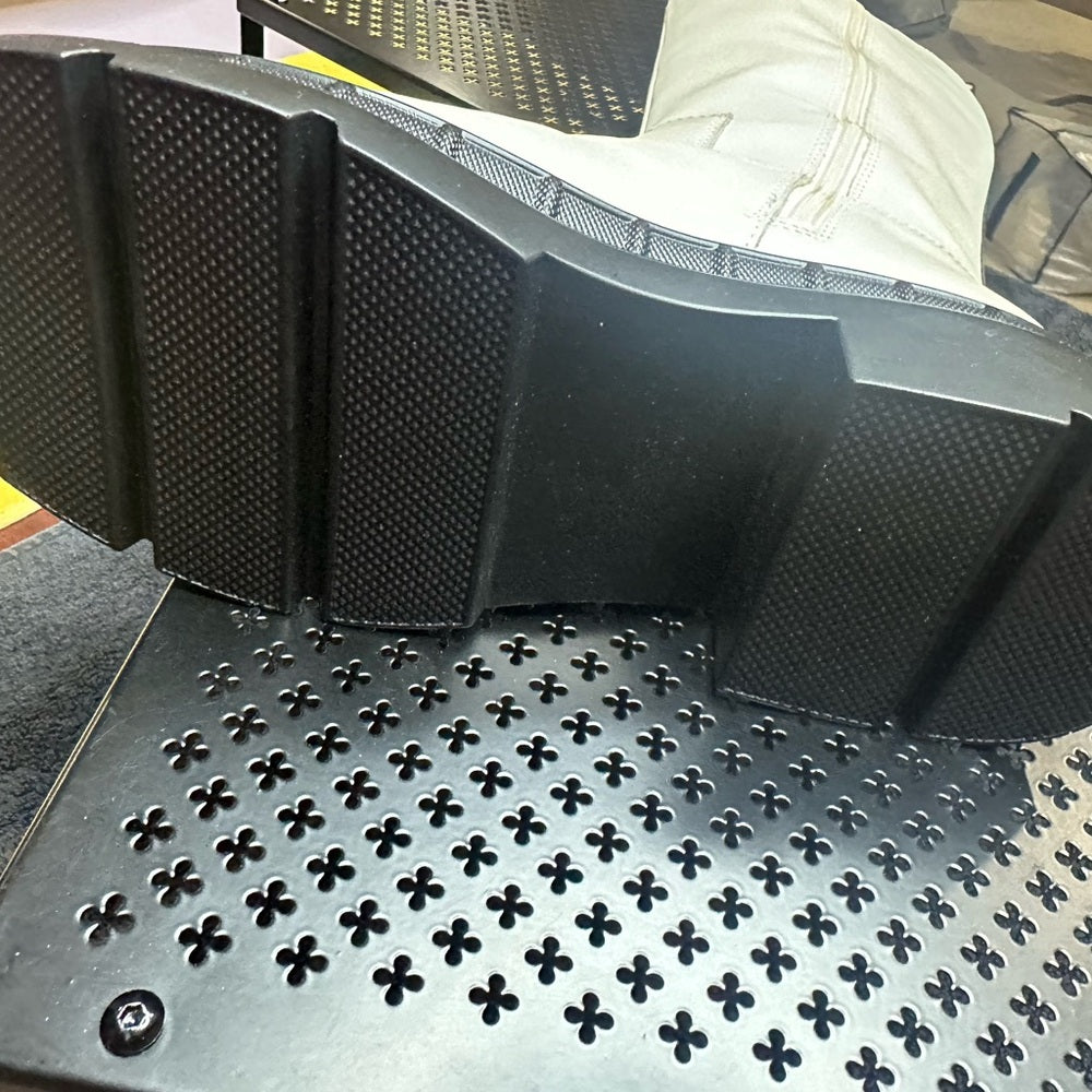 321. NEW SIZE 7 White Winter Boots for Any Day