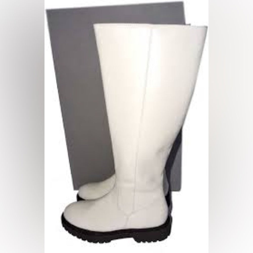 321. NEW SIZE 7 White Winter Boots for Any Day