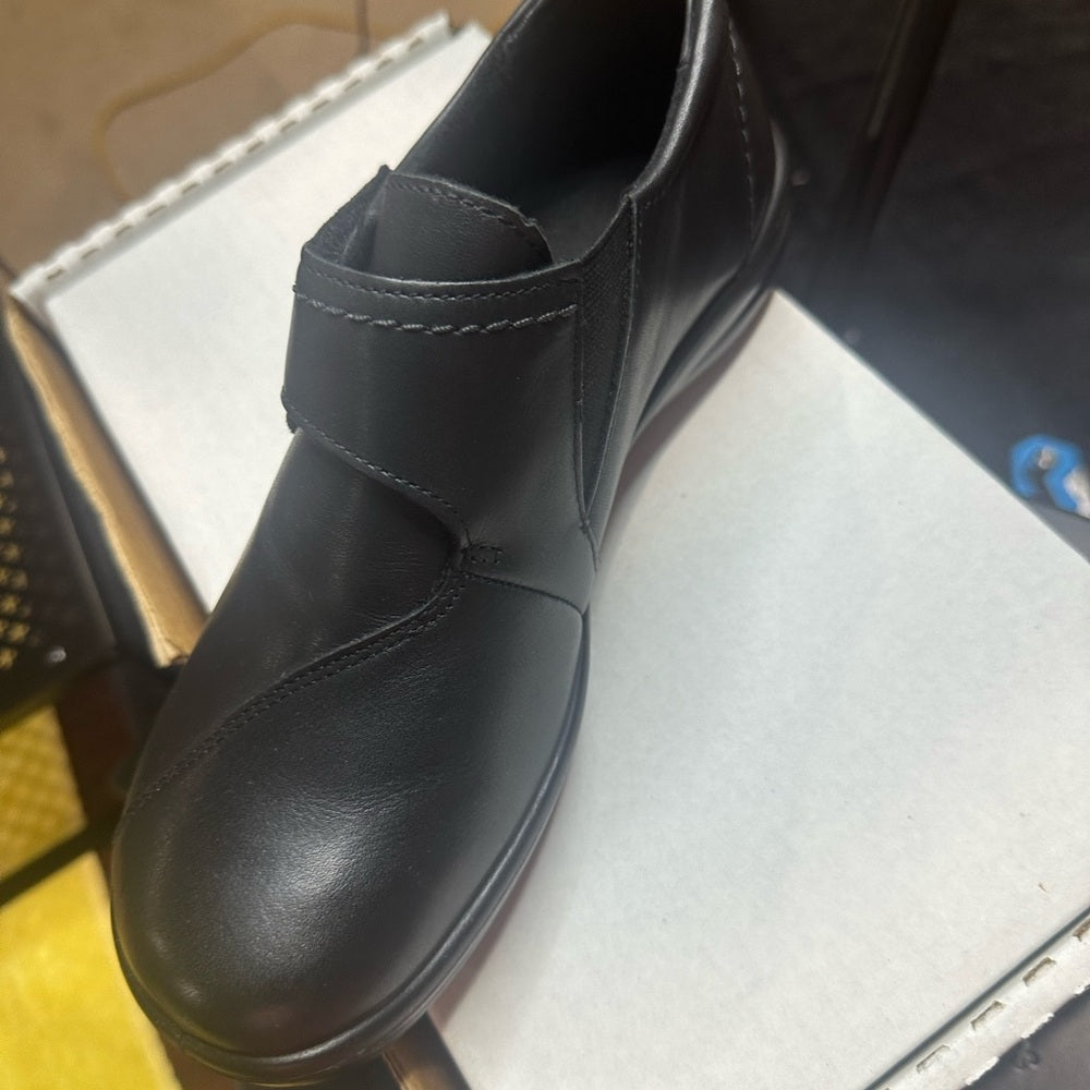 330. NEW SIZE 6/6.5 Romika Black Slip-On Loafers with Timeless Comfort