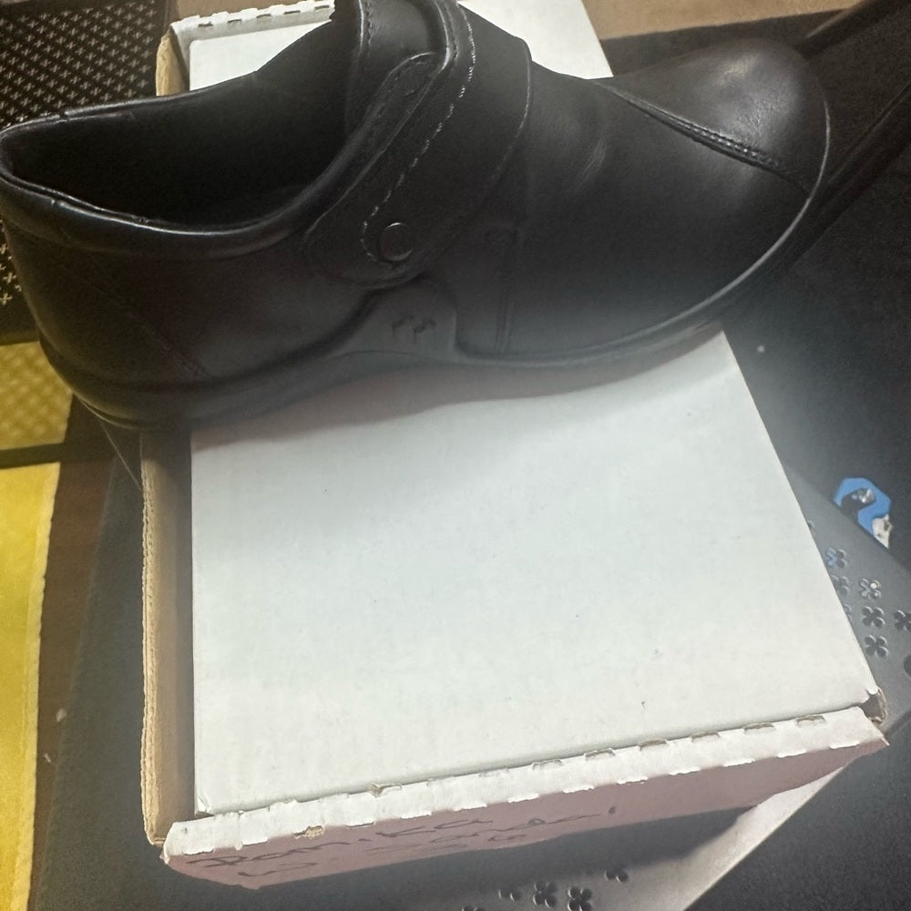 330. NEW SIZE 6/6.5 Romika Black Slip-On Loafers with Timeless Comfort