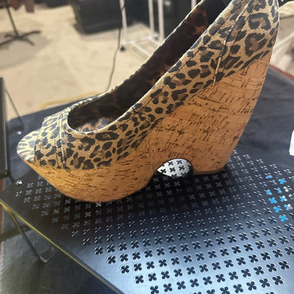 331. Pre-owned Size 10 Betsey Johnson Brown Wedge Platform Shoes