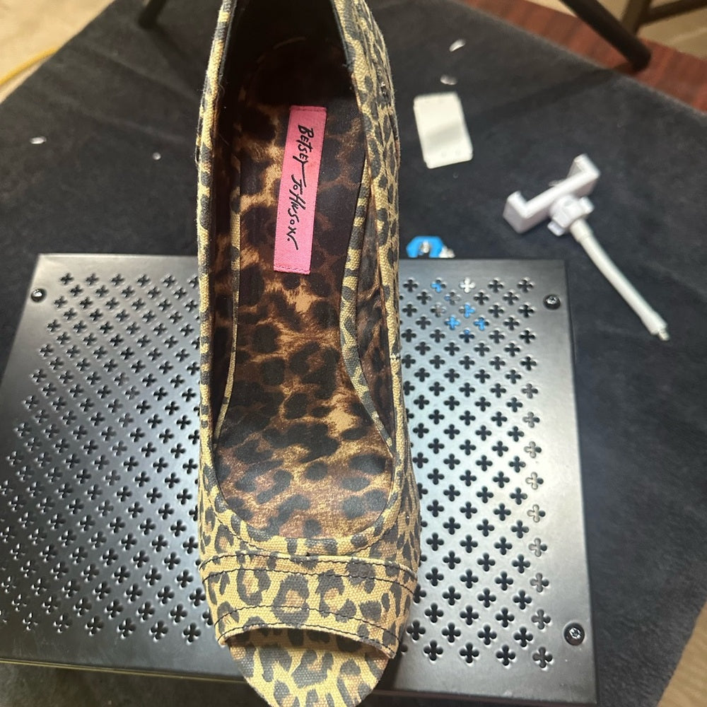 331. Pre-owned Size 10 Betsey Johnson Brown Wedge Platform Shoes