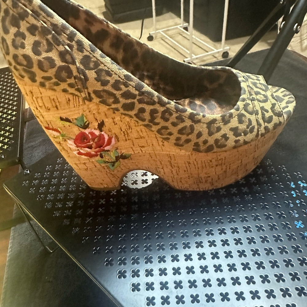 331. Pre-owned Size 10 Betsey Johnson Brown Wedge Platform Shoes