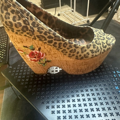 331. Pre-owned Size 10 Betsey Johnson Brown Wedge Platform Shoes