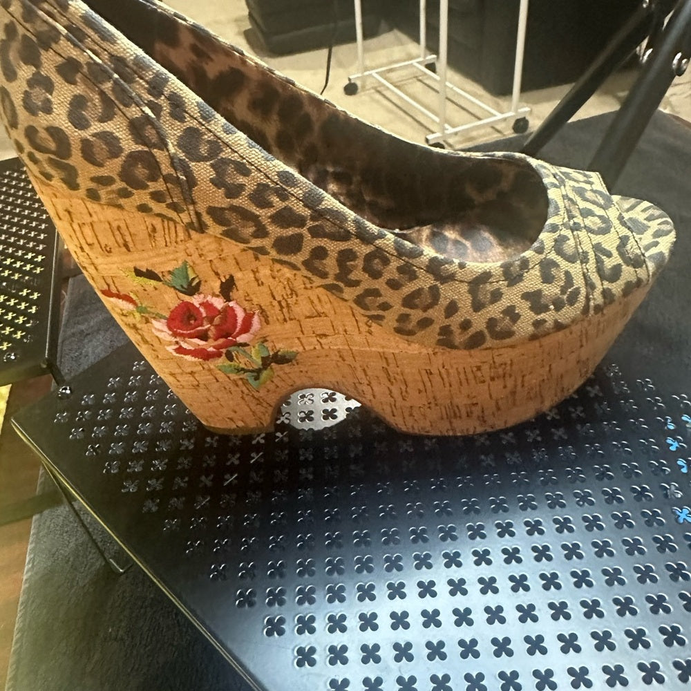 331. Pre-owned Size 10 Betsey Johnson Brown Wedge Platform Shoes