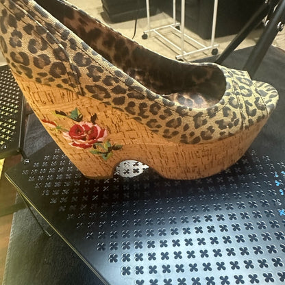 331. Pre-owned Size 10 Betsey Johnson Brown Wedge Platform Shoes